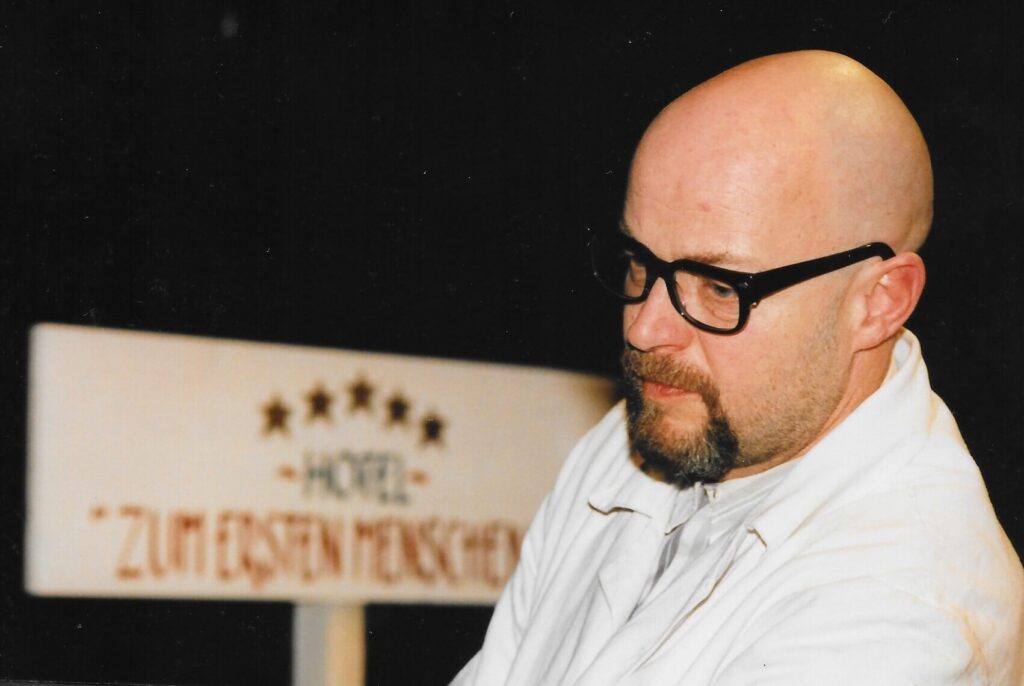 Das Skelett oder Habemus Adam (Februar 1998)